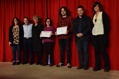 Foto de família amb els dos guanyadors del VIII Premi Font de Santa Caterina de Microcontes, Eduvigis Beltran i Elies Campmany (al centre)