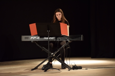 Actuació de piano a càrrec de l'alumna de l'Escola Municipal de Música Marina Cortés