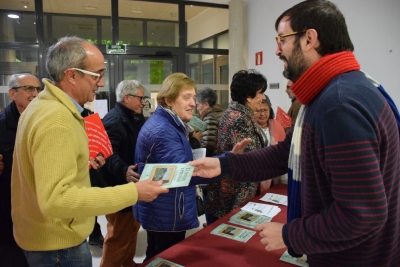 Les persones assistents al Vespre Literari han recollit un exemplar del segon opuscle "El temps retrobat" al final de l'acte