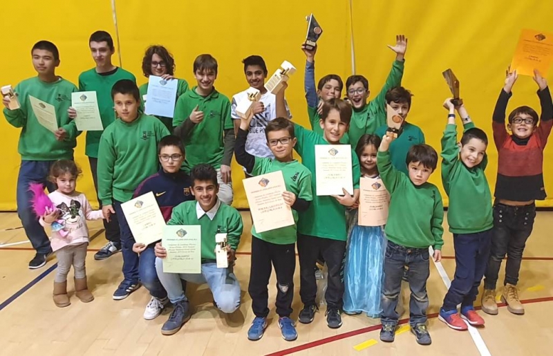 Escola del Club Escacs Montornès amb els premis