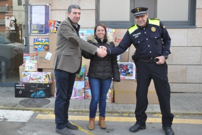 La regidora de Serveis Socials, Natàlia Segura, amb el Cap de Seguretat del Corte Inglés i el sotsinspector de la Policia Local