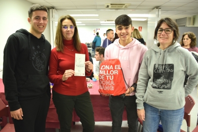 Dos alumnes i dues professores de l'Institut Marta Mata a la campanya de donació de sang