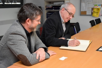 El Conseller d'Educació, Josep Bargalló, ha firmat en el Llibre d'Honor de l'Ajuntament