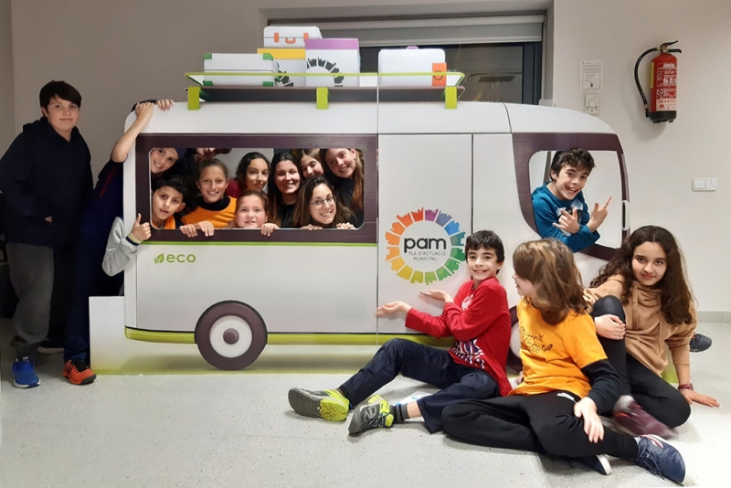 El Consell d'infants amb la furgoneta del PAM 2020-23