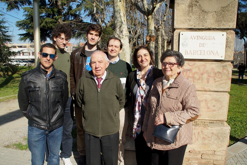 Emilio Lecina, acompanyat per la seva família, a la porta de Manso Calders