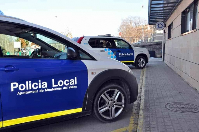 Vehicles a la porta de la Prefectura de la Policia Local de Montornès (Imatge d'arxiu)