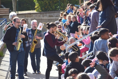 Arribada dels instruments a l'Escola Marinada