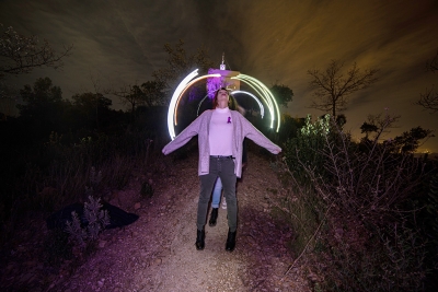 Exercicis de fotogràfia amb la torre del Telègraf il·luminada amb lila al fons (Foto: David Escobosa)