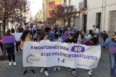 Manifestació pels carrers de Montornès durant el 8M