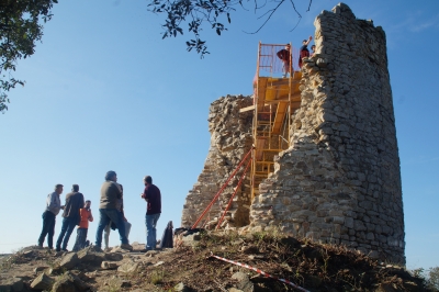 Instal·lació de la bastida per actuar al coronament i al parament interior de la torre.