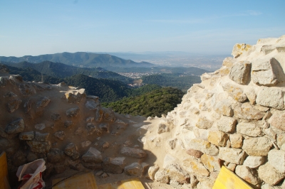 Detall del coronament de la torre consolidat amb morter de calç.