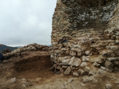 Zona d’excavació al peu de la torre.