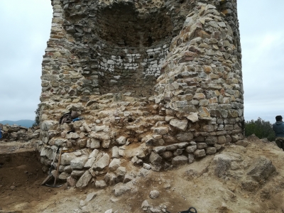 En la torre, s’observa l’àmbit de pedra reblert pel propi enderroc.
