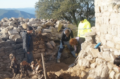 Treballs d’excavació entre la torre i la muralla.