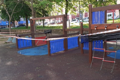 Zona de jocs infantils a la plaça de l'Autonomia