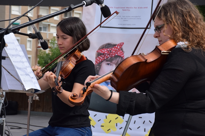 Actuació d'alumnes de l'Escola Municipal de Música durant la II Mostra d'entitats (juny 2019)