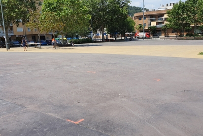 Senyalització de les parades del mercat setmanal a la pl. de Pau Picasso