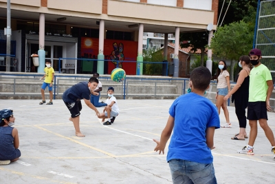 Jugant al pati de l'Escola Marinada