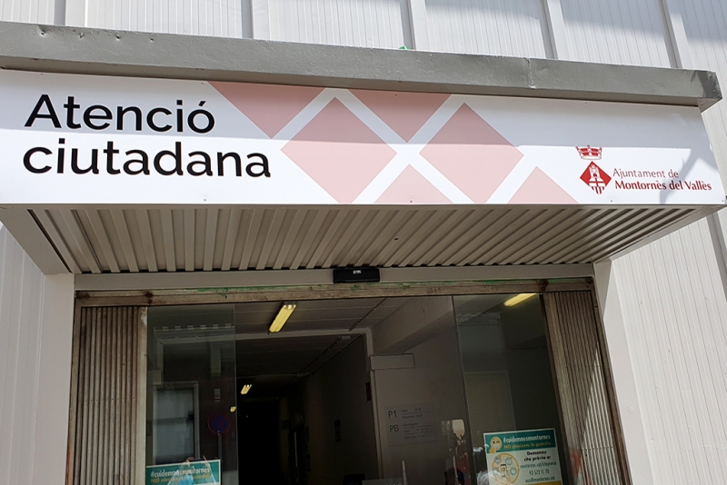 Porta principal de l'equipament d'Atenció Ciutadana del carrer de Sant Isidre