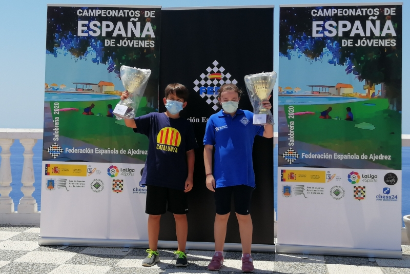 Alex Villa amb el seu trofeu, acompanyat de la millor classificada sub-10  (Foto: Club d'Escacs Montornès)
