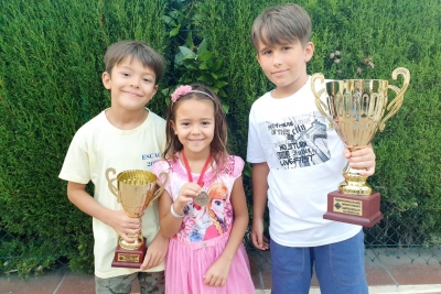 Jordi Linares (a l'esquerre) i Alex Villa amb els trofeus (Foto: Club d'Escacs Montornès)