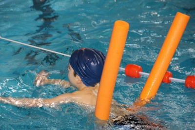 Taller de natació per a nens i nenes (imatge: TaniaVdB)