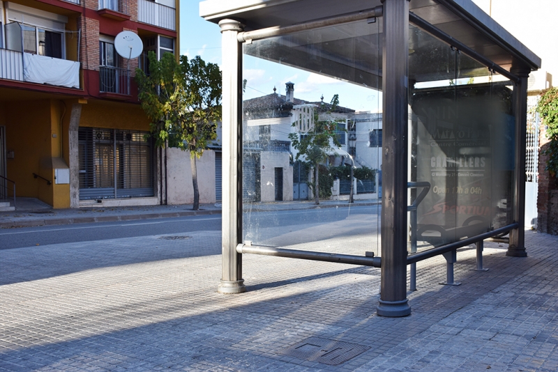 Parada de bus a Montornès (imatge d'arxiu)