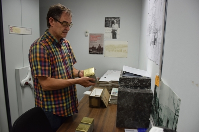 L'arxiver municipal, Nicolau Guanyabens, amb les tres plaques Stolpersteine. 