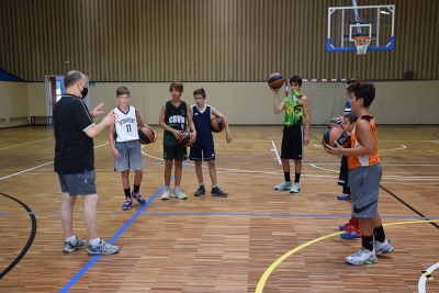 Franco Pinotti es reuneix amb jugadors infantils del Vila de Montornès.