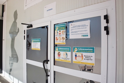 Les entrades i sortides dels equipaments compten amb una senyalització per informar les persones usuàries de la normativa sanitària.