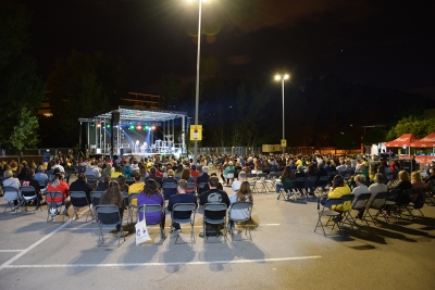 La zona de concerts plena de gom a gom però amb les distàncies de seguretat per veure "Calladitas estáis más guapas".