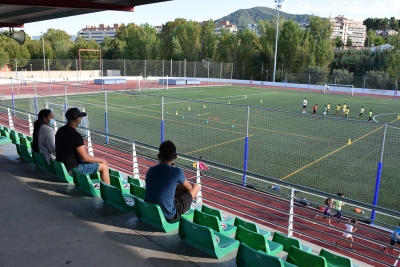 Els seients de les grades estan separats amb distintius de la campanya #CuidemnosMontornès