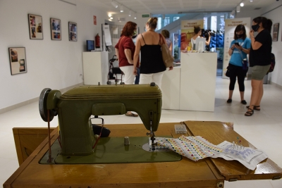 Detall d'una màquina de cosir exposada a la mostra "Teixint Solidaritat"