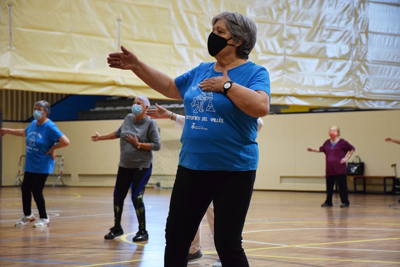 Un moment del taller de gimnàstica per a la gent gran