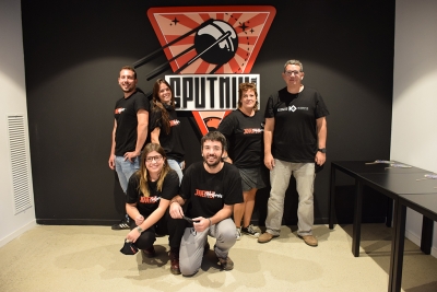 L'equip del departament municipal de Joventut al davant del logo del CJ Sputnik