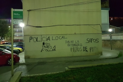 També han aparegut pintades contra la Policia Local