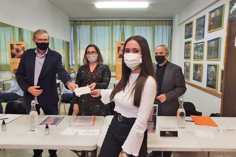 La jove Marina Viñallonga amb representants de l'Oncovallès, Bankia i l'Ajuntament de Granollers. (imatge: Oncovallès)
