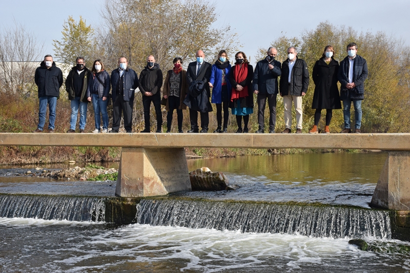 Foto de grup dels representants de les administracions que han assistit a la presentació del projecte "Viu el Besòs!".