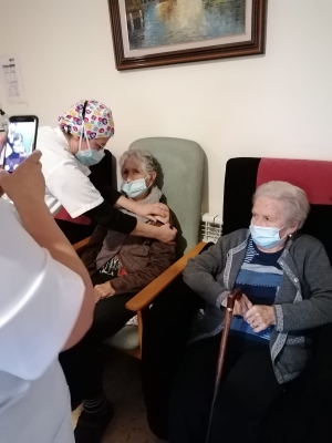 Usuàries de la Residència Masia Alsina rep la vacuna contra la COVID-19. (imatge: Residència Masia Alsina)