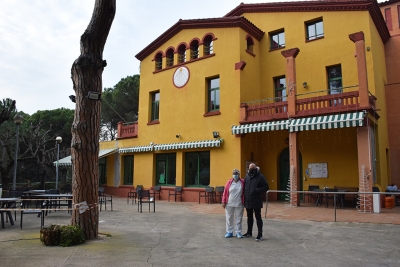 Exterior de la Residència Masia Alsina amb el gerent del centre, Antonio Barba, i una treballadora.