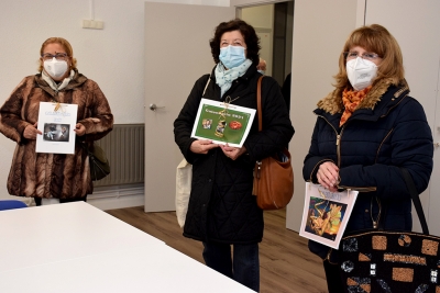 Usuàries del taller d'informàtica per a la gent gran, amb els calendaris elaborats digitalment per elles mateixes