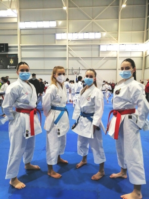 María López, Lluna Herrera, Mara Hernández i Teresa López en un moment de la competició a la Lliga Nacional (imatge: Club Karate Montornès)