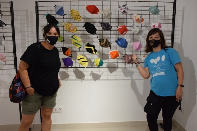 Eli Carrillo i Raquel Peña, de Globus pels Valents, amb les mascaretes de l'exposició Teixint Solidaritat