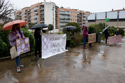 Pancartes i consignes de membres de la plataforma Acció Feminista a la lectura del manifest del 8M