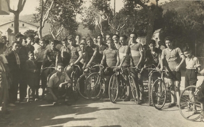 Ciclistes a la sortida de la cursa de Festa Major, anys 50. Col·lecció de Pere Vallmitjana Bonet. Autor desconegut. (imatge: AMMV)