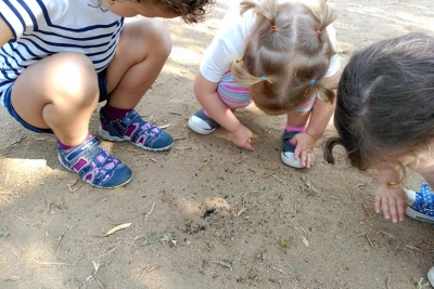 Infants jugant a l'escola bressol.