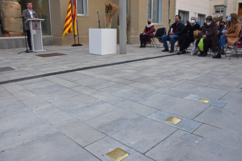 Un moment de l'acte de col·locació de les llambordes Stolpersteine a la plaça de la República