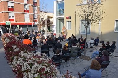 Un moment de l'acte de col·locació de les llambordes Stolpersteine a la plaça de la República