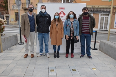 Participants en l'acte de col·locació de les llambordes Stolpersteine a la plaça de la República