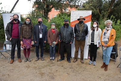 Foto de família amb totes les persones que han intervingut a l'acte